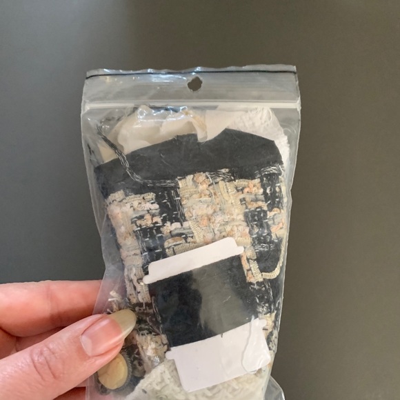 RARE Silhouette of Coco Chanel buttons and swatch - Picture 3 of 11